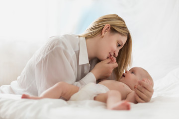 Obraz na płótnie Canvas Mother with her newborn baby