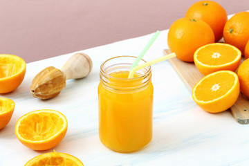 succo di frutta spremuta di arancia in barattolo di vetro sfondo colorato