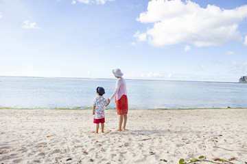 南国の風景と親子