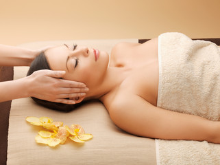 Obraz na płótnie Canvas woman in spa salon lying on the massage desk