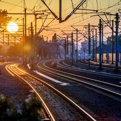 Fototapeta na wymiar Sonnenuntergang über den Gleisen in Köln. Orange, blau und dunkel. Fernblick.