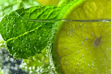 Crédence en verre imprimé Cocktail  cocktail with lime and peppermint leaves