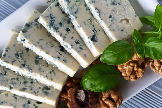  gorgonzola cheese with basil and walnuts