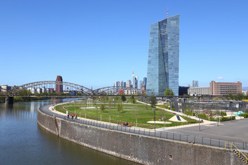 Frankfurt am Main, Ostansicht. Im Vordergrund der Hafenpark. (April 2016)