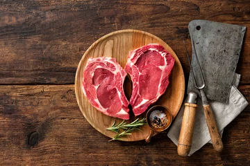 Photo sur Plexiglas Viande Biftecks crus crus de viande de veau de forme de coeur