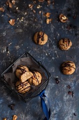 biscotti vegani alle noci; uno è morsicato 
