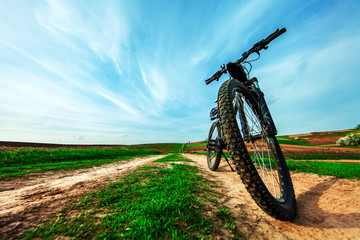 Obraz premium Mountain biking down hill descending fast on bicycle. View from