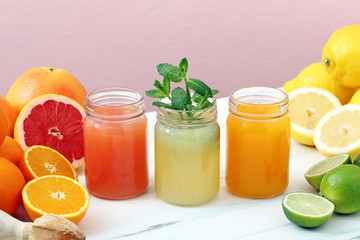 Naklejka na ściany i meble succo di frutta in barattolo di vetro sfondo colorato