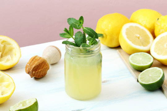 succo di frutta spremuta di limone in barattolo di vetro sfondo colorato