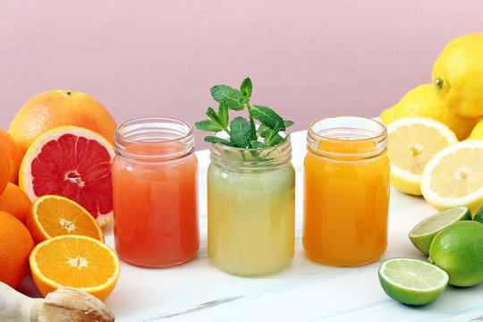 succo di  frutta in barattolo di vetro sfondo colorato