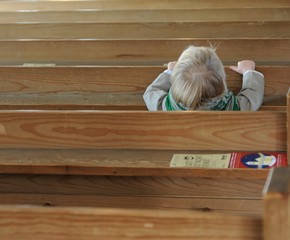 Kind alleine in der Kirche