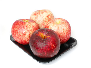 4 red apple in black tray