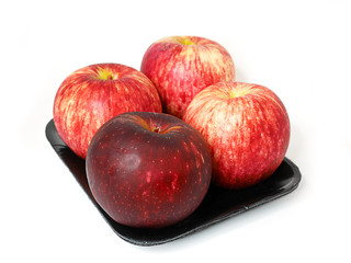 4 red apple in black tray