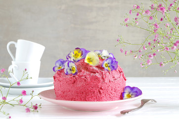 Himbeer-Buttercreme Torte mit Hornveilchen (essbar)