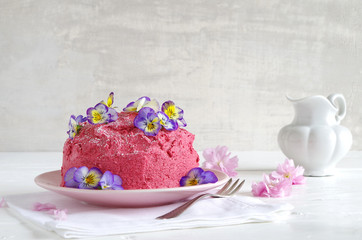 Himbeer-Buttercreme Torte mit Hornveilchen (essbar)