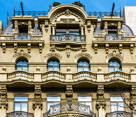 Typisch spanische Balkons am imposanten Wohnhaus in Barcelona
