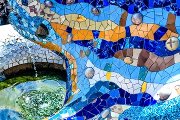 Foto auf Glas Blaue Mosaik Drachen-Fontaine im Park Guell, Barcelona © ines39