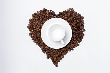 Herz mit Tasse aus Kaffeebohnen