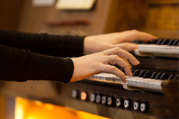 Hands of a woman playing the organ closeup - obrazy, fototapety, plakaty
