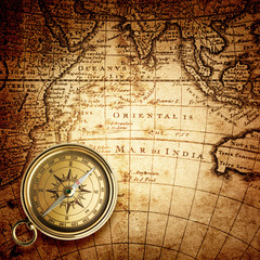Plakat Old compass on vintage map. Retro style.