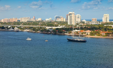 Fototapeta na wymiar Intercoastal Waterway in Ft. Lauderdale, Florida