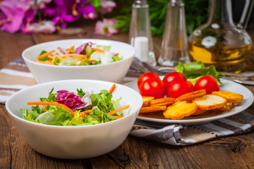 Mixed salad with croutons.