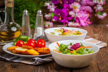Mixed salad with croutons.