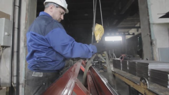 Sling operator works in a factory