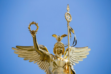Fototapeta na wymiar Die Berliner Siegessäule mit der Figur der Viktoria, sie wird auch Goldelse genannt