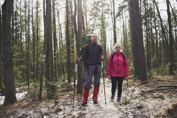 Obraz premium Portrait of tourists men and women in the forest