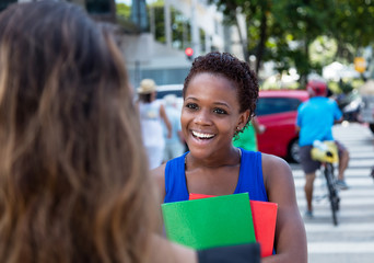 Afrikanische Studentin trifft Freundin in der Stadt