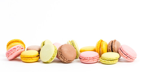 Lockere Reihe aus Macarons