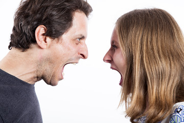 Pareja gritándose