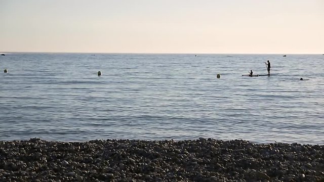 hommes ramant en pratiquant du paddle sur la mer