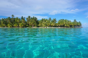 Turquoise water with tropical islet, Huahine island, Pacific ocean, French Polynesia © dam