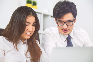 Obraz premium Smiling businesspeople discussin