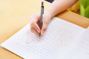 英語の勉強をする子供