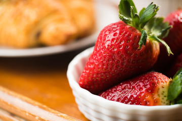 Erdbeeren als Teil eines Frühstücks auf Tablett