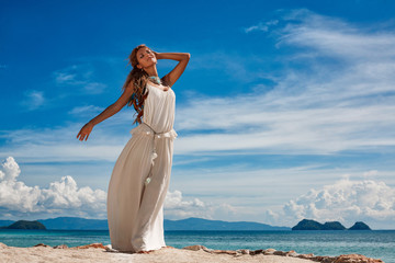 Fototapeta na wymiar young bride on the beach