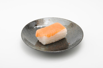 お皿にのせた鮭の柿の葉寿司 白背景