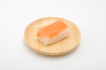 お皿にのせた鮭の柿の葉寿司 白背景