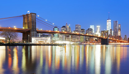 Obraz premium Brooklyn Bridge nad East River w nocy w Nowym Jorku Manhat