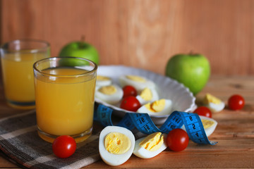 breakfast tomato egg wooden background