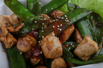 Chicken with green peas