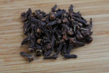 Dry clove seeds