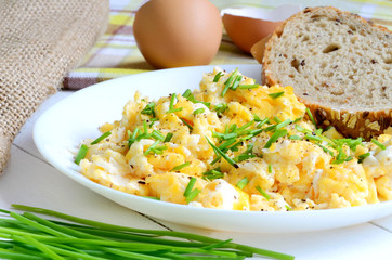 Scrambled eggs with wholemeal bread and fresh chives