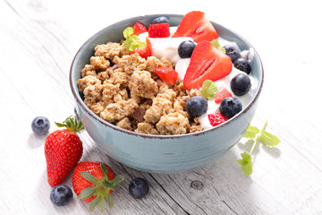 muesli and berry fruit