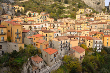 Fototapeta na wymiar 南イタリアカステルメッツアーノ 山の上にある玩具のような街だ。西日があたり家々の色が鮮やかに輝き感動した。