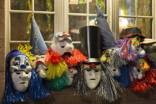 Zahlreiche, aufeinander gestapelte Masken warten während der Basler Fasnacht 2016 auf ihre Besitzer.