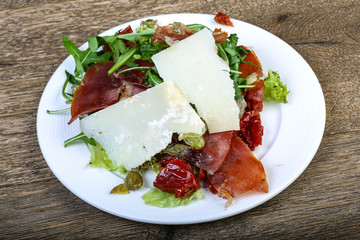 Salad with prosciutto